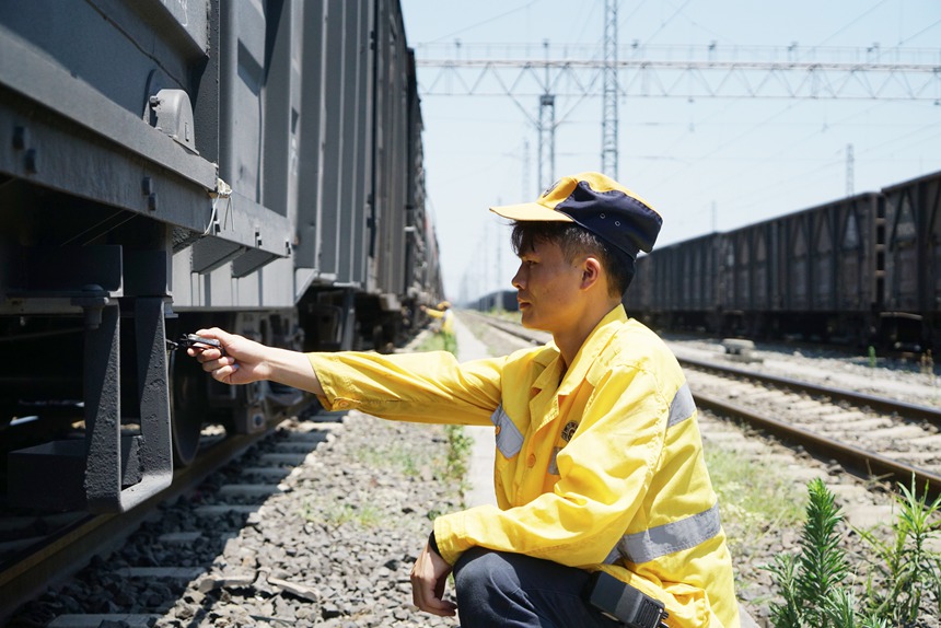 重慶西車輛段貨車檢車員正在標(biāo)準(zhǔn)化攝錄車輛制動(dòng)缸試風(fēng)狀態(tài)。江堯攝