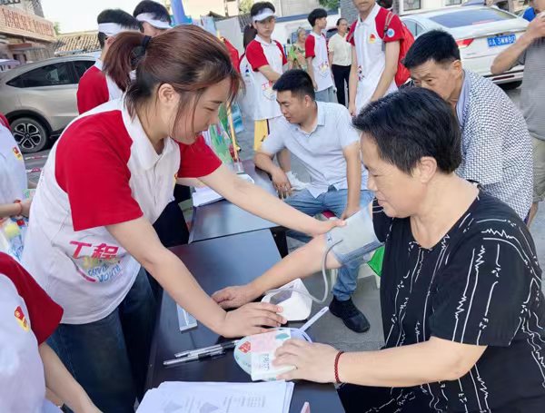 給居民測量血壓并做健康指導(dǎo)。重慶工程職業(yè)技術(shù)學(xué)院供圖