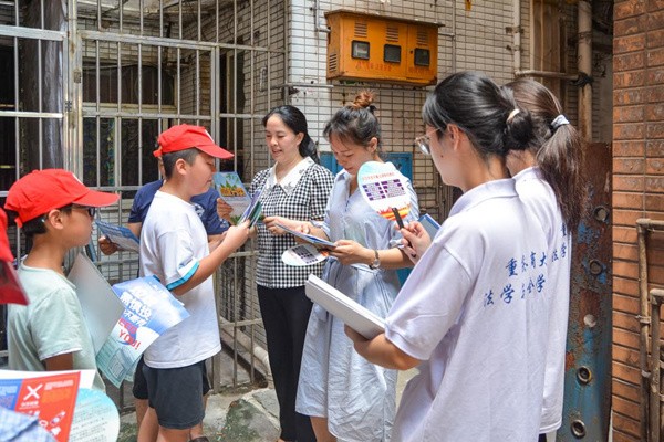 小小普法志愿者向社區(qū)居民宣讀法律知識(shí)。何祖潤(rùn)攝