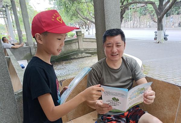 小宣傳員在給居民宣傳垃圾分類知識(shí)。雙碑街道供圖