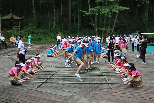 進行集體游戲?；顒又鬓k方供圖