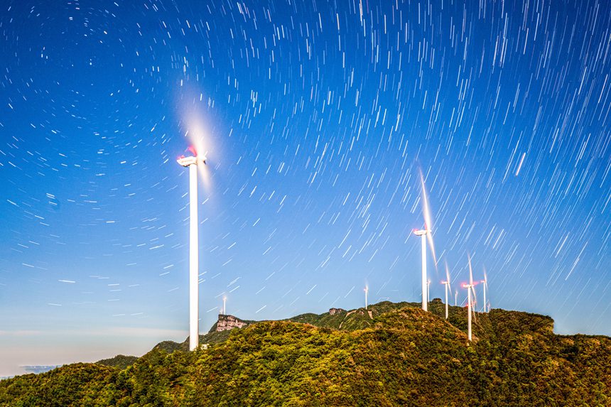 星空下的風(fēng)力發(fā)電車。瞿明斌攝