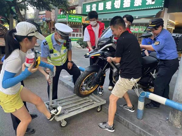 共建單位志愿者協(xié)同交巡警處理亂停車問題。觀音橋街道供圖