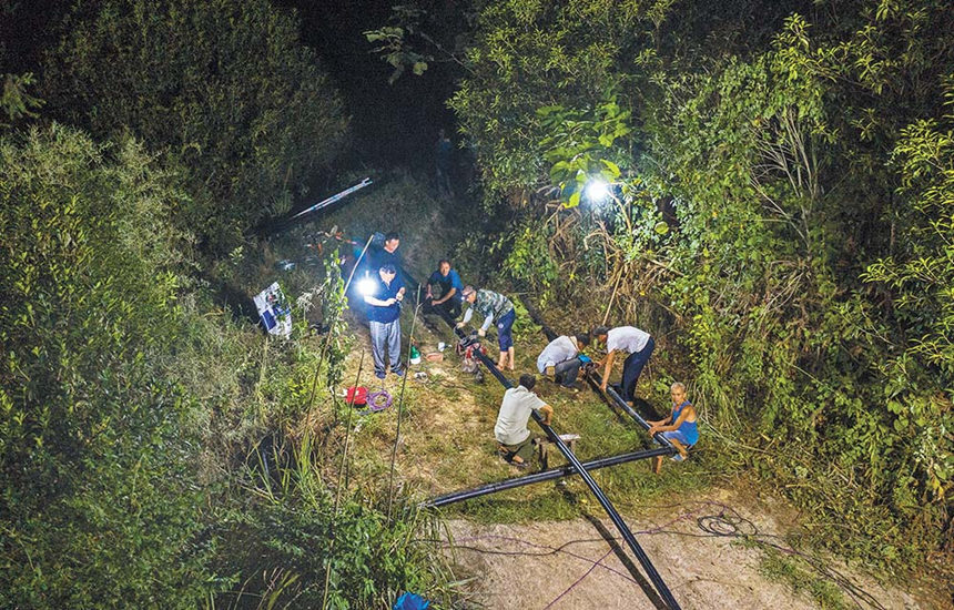 8月16日，巴南區(qū)南泉街道龍井村，工人正在連夜施工，加緊建設(shè)供水管道。記者 鄭宇 實習(xí)生 尹詩語 攝/視覺重慶