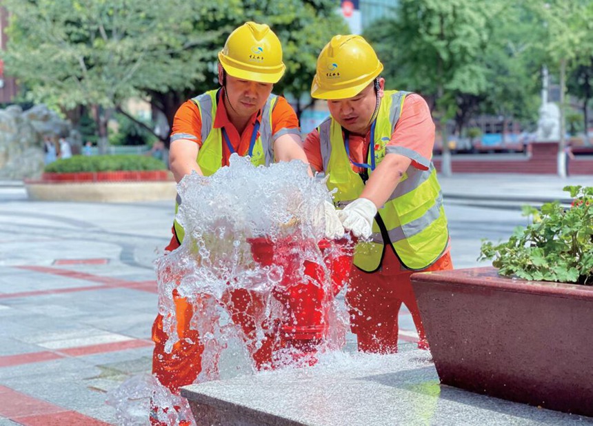 管道維護人員在檢查市政消火栓