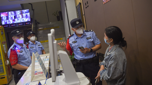 民警在治安巡查宣防中。南岸區(qū)公安分局供圖