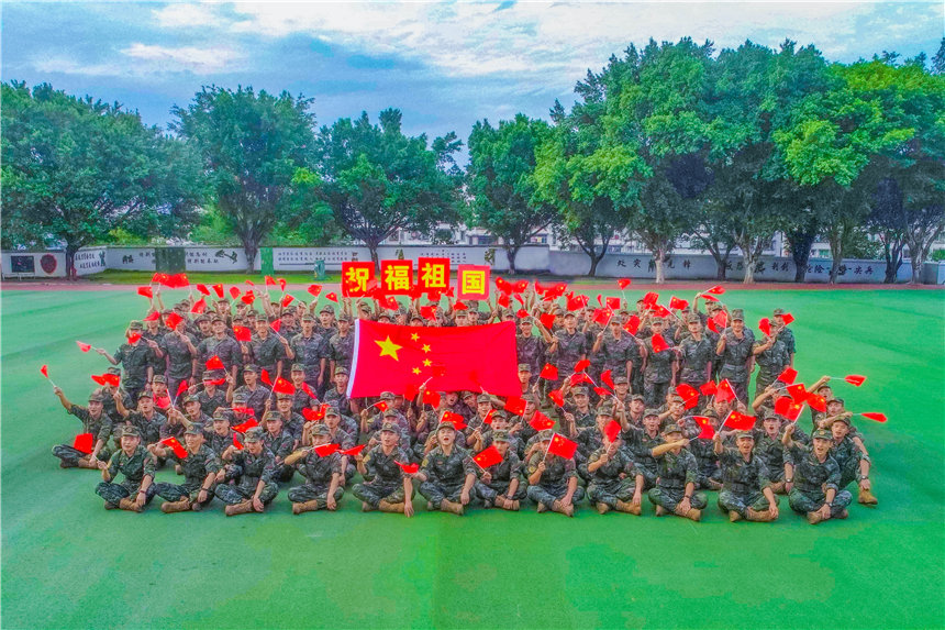 武警官兵與國旗同框，祝福祖國。李東攝