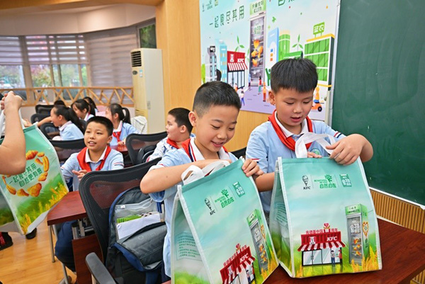 重慶肯德基將數(shù)百份余量食物禮包送到了重慶市渝中區(qū)東水門小學(xué)。重慶肯德基供圖