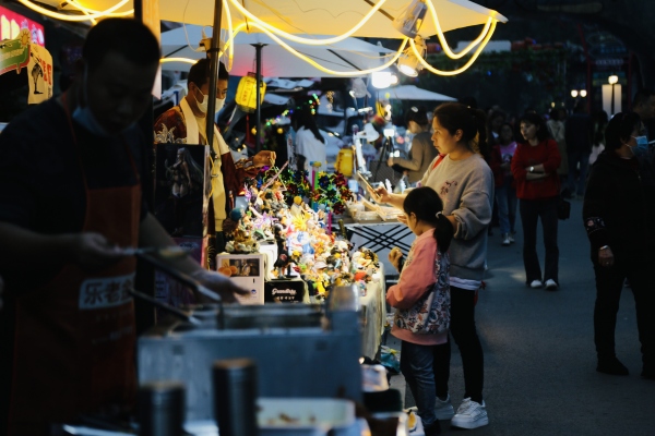 夜市游園會現(xiàn)場。楊孝永攝