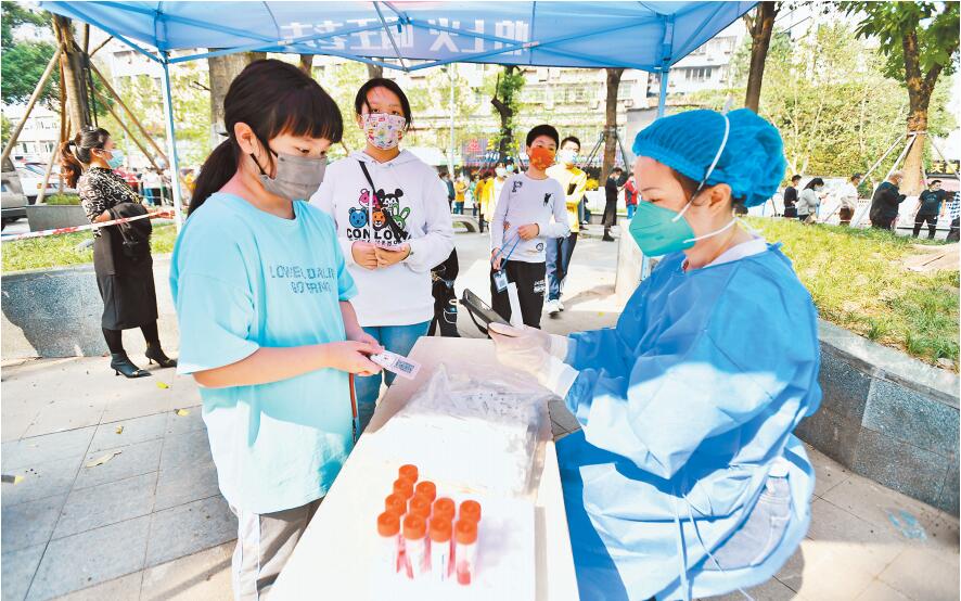 南岸區(qū)海棠溪街道煙雨堡社區(qū)“就地支援工作群”黨員協(xié)助核酸采集。目前，南岸區(qū)有1.4萬余名黨員志愿者參與一線抗疫。（受訪單位供圖）