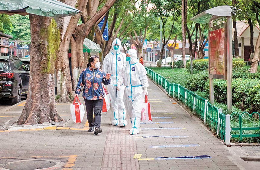 十一月十四日，渝北區(qū)龍山街道龍山路社區(qū)，“追陽專班”工作人員和志愿者向居民了解慧能小區(qū)核酸檢測情況。記者 崔力 攝/視覺重慶