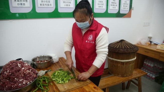 許建鳳在愛(ài)心食堂幫廚。