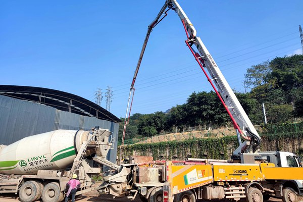 軌道交通涂山站項目泵車進(jìn)場。重慶建工集團(tuán)供圖