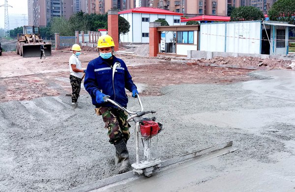 渝長復(fù)線工人正在硬化道路。重慶建工集團(tuán)供圖