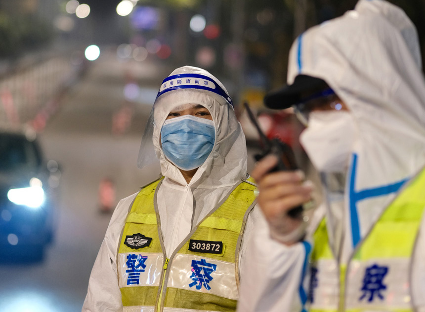 夜晚，南岸區(qū)公安分局執(zhí)勤民警值守封控區(qū)交通。郭旭攝