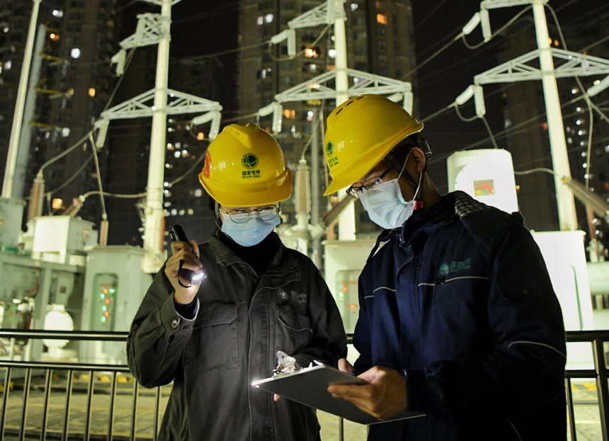 國網(wǎng)重慶市南供電公司工作人員夜間特巡，確保疫情期間電力設(shè)備安全穩(wěn)定運(yùn)行。郭旭攝