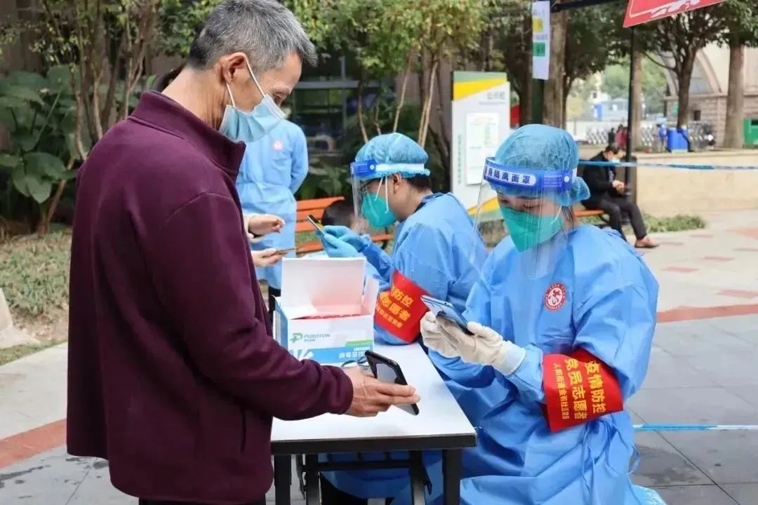 小區(qū)居民自發(fā)參與防疫志愿服務。兩江新區(qū)人和街道供圖