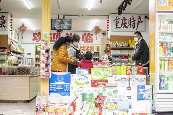 商圈內(nèi)小店正式營業(yè)。王歡攝