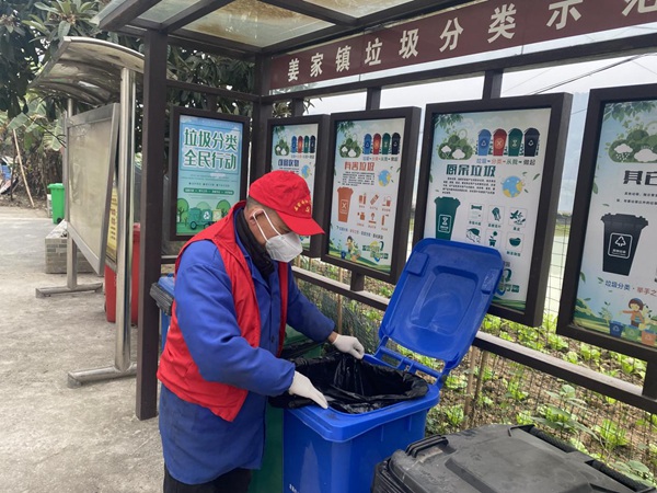 舒平正在進(jìn)行垃圾分類。姜家鎮(zhèn)供圖