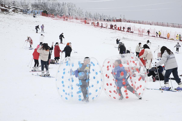 游客在雪地里暢快玩雪。武隆景區(qū)供圖