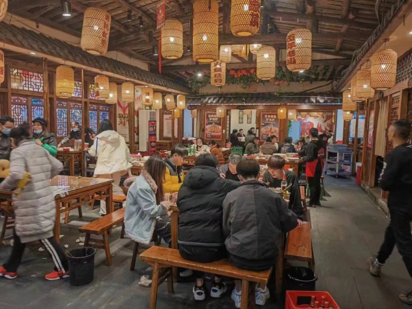 圖為近日，位于重慶市江北區(qū)洋河中路的老甘家餐館顧客基本坐滿大廳。受訪人供圖