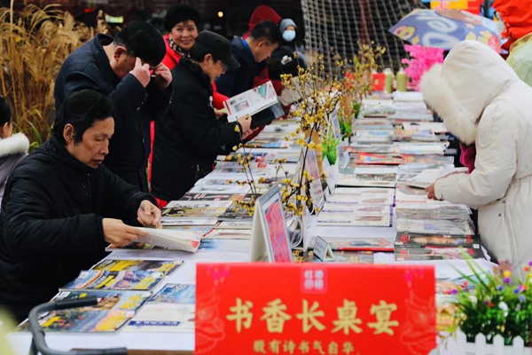 書香長桌宴吸引眾多游客參與。紅酒小鎮(zhèn)供圖