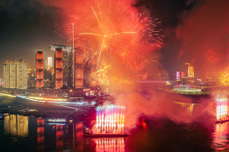 山城夜空在煙花的照耀下壯麗非凡。陳林?jǐn)z