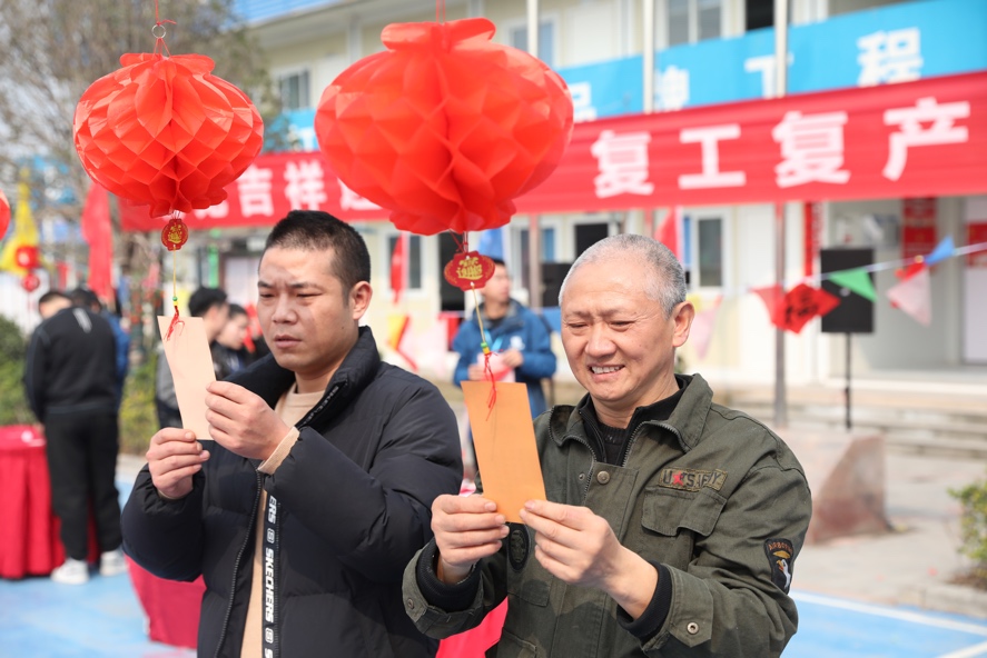 提前返崗復(fù)工復(fù)產(chǎn)，建設(shè)者們工地猜燈謎慶元宵。項(xiàng)目部供圖