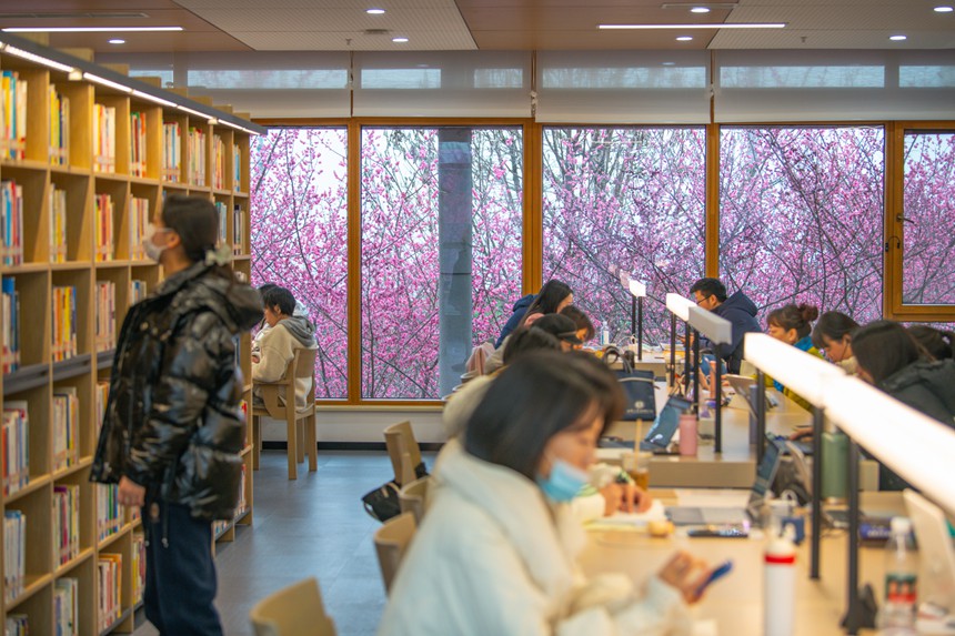 2月16日，市民在江北區(qū)圖書(shū)館鴻恩寺館內(nèi)看書(shū)。鄒樂(lè)攝 