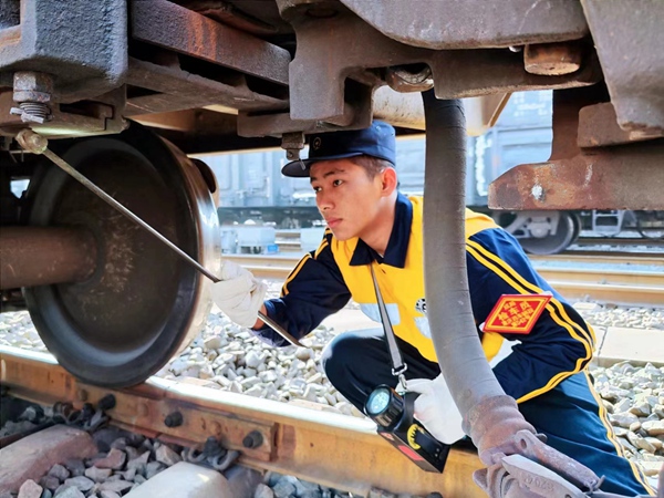 陳爾姑在對車輛進行檢查。楊佳明攝