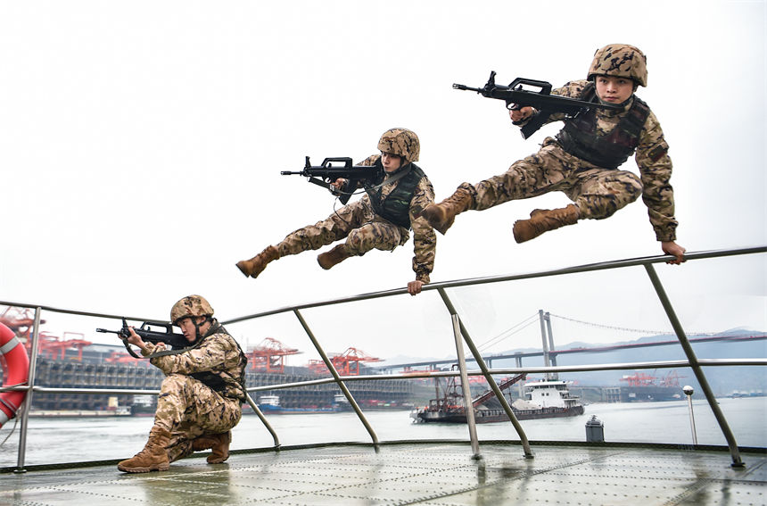 2月16日，武警重慶總隊(duì)船艇支隊(duì)組織水上實(shí)戰(zhàn)化演練，特戰(zhàn)隊(duì)員跳幫登船對目標(biāo)發(fā)起突擊。唐志勇攝 