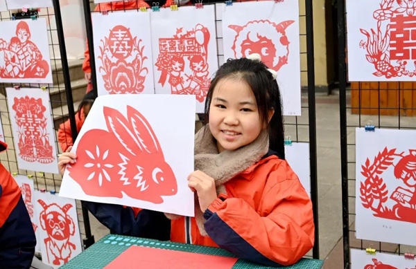 菜市街小學(xué)剪紙社團(tuán)的同學(xué)們展示剪紙，傳承技藝。郭宇?攝