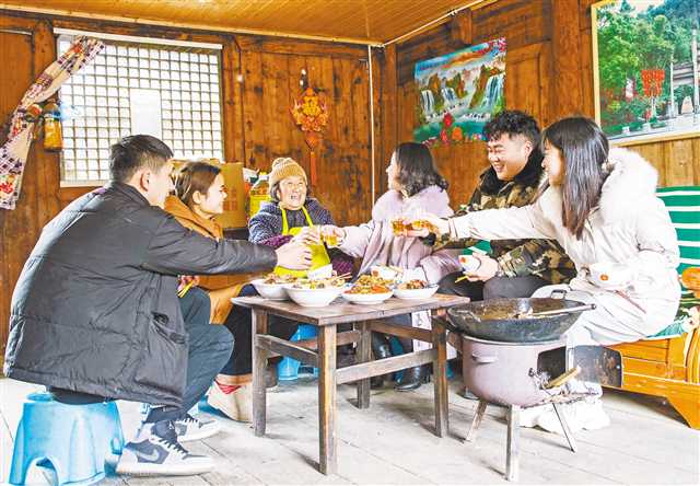 酉陽縣板溪鎮(zhèn)山羊村，該鎮(zhèn)紀(jì)檢干部與信訪群眾正一起吃年夜飯。