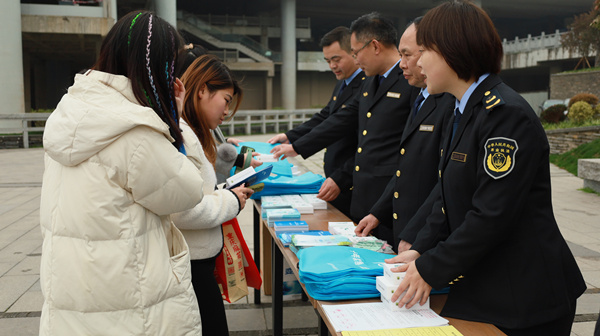 執(zhí)法人員向往來市民游客講解禁漁禁捕政策。王慶煉攝