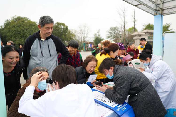 志愿服務(wù)活動集市為市民游客提供義診服務(wù)。江北區(qū)委宣傳部供圖