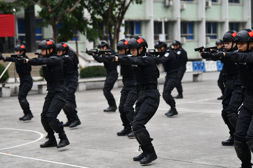 3月6日，重慶市公安局特警總隊開展女子特警警務實戰(zhàn)技能訓練。鄒樂攝