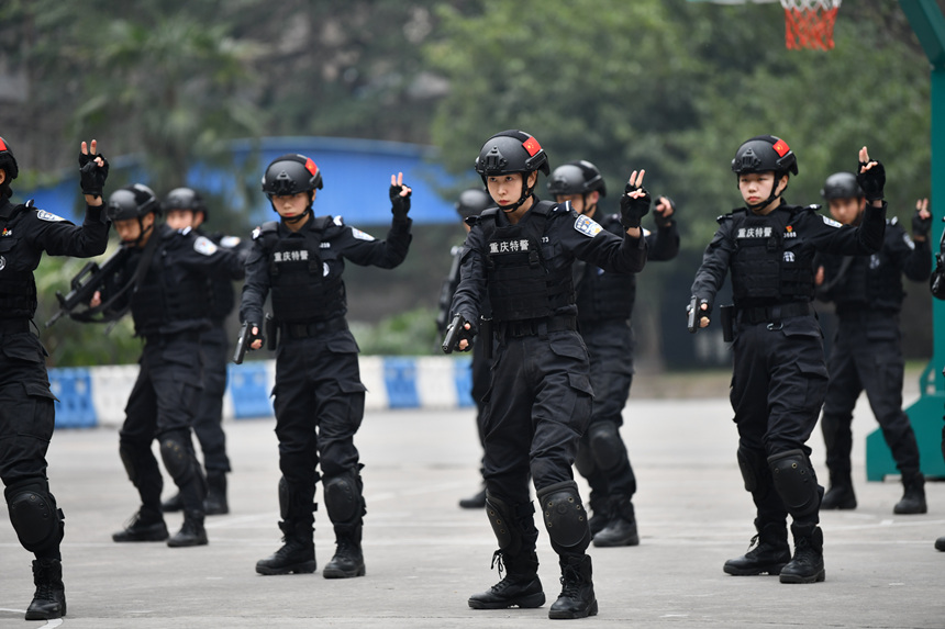 女特警訓(xùn)練戰(zhàn)術(shù)手語。鄒樂攝