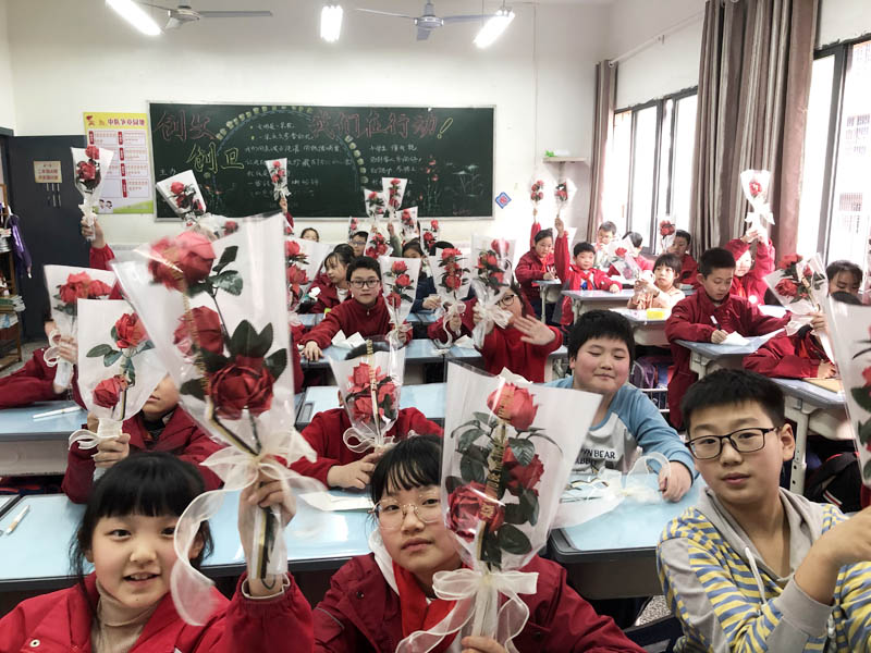 江津區(qū)向陽小學的孩子們在課堂上手工制作玫瑰花束為媽媽、奶奶、外婆、女老師送上節(jié)日的祝福。江津區(qū)向陽小學供圖