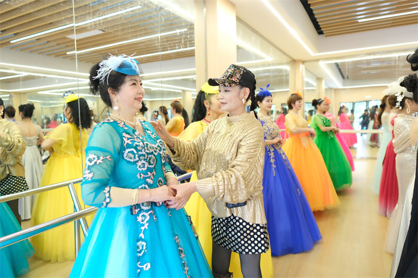 南岸區(qū)老年大學(xué)銅元局街道分校，時(shí)裝表演班學(xué)員在老師的指導(dǎo)下進(jìn)行基本功訓(xùn)練。郭旭攝