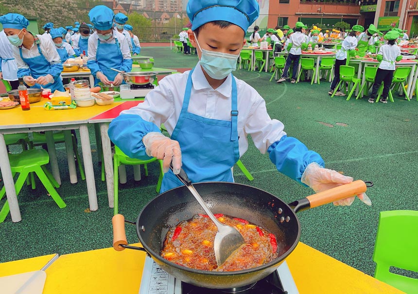 小廚師炒料有模有樣。樹(shù)人景瑞小學(xué)供圖