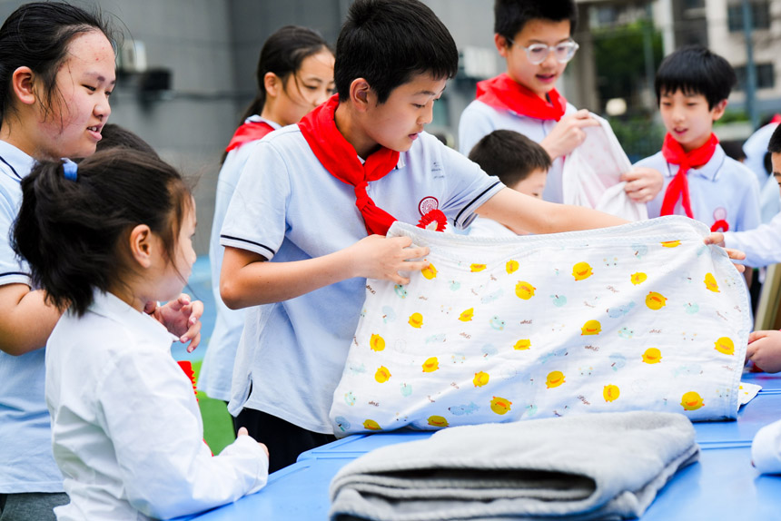 疊床單。魯能巴蜀小學(xué)供圖