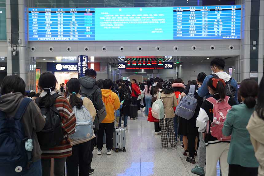 4月29日，旅客在重慶北站檢票口有序排隊(duì)乘車。汪亮攝