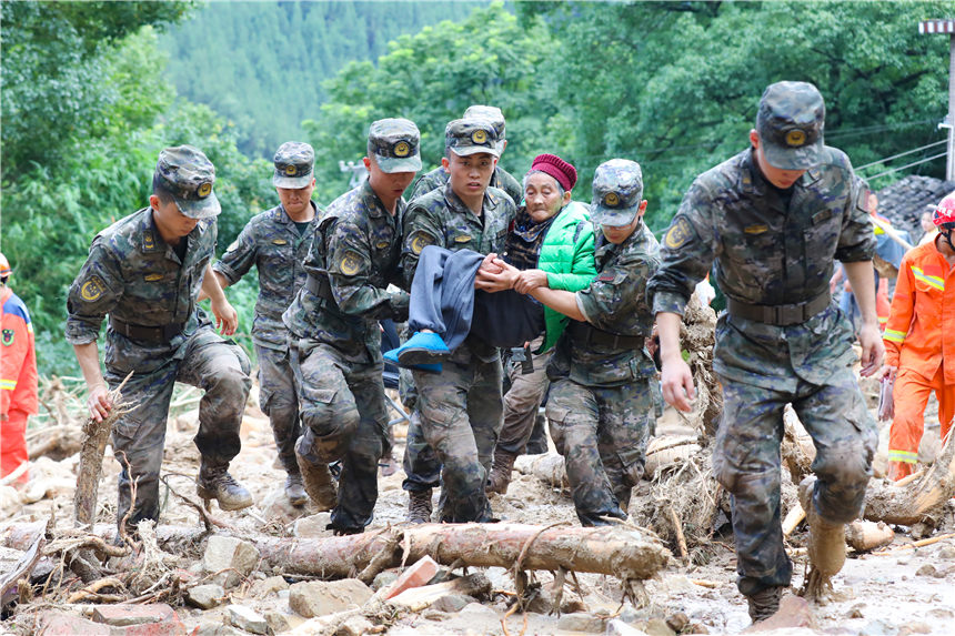 武警官兵轉(zhuǎn)移被困群眾。李東攝