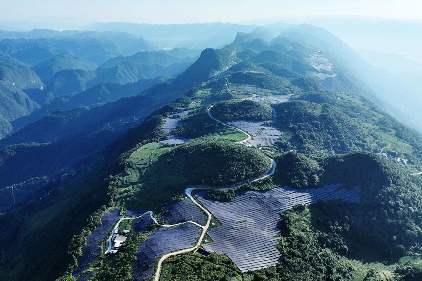 光伏發(fā)電板掩映著群山。楊敏攝