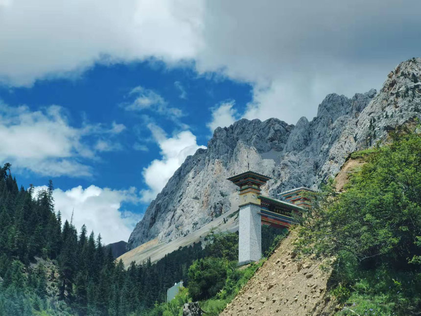 珠古拉山山巔處的冰蝕地貌。姜峰攝