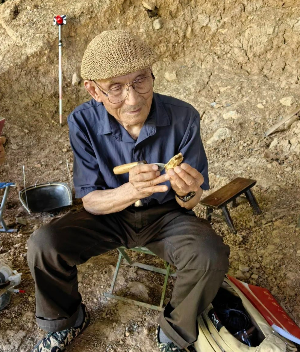 黃萬波在龍骨坡遺址發(fā)掘現(xiàn)場。重慶中國三峽博物館供圖