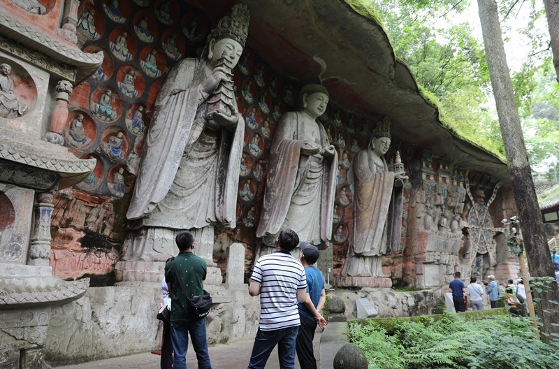 游客在大足寶頂山石刻參觀。大足區(qū)委宣傳部供圖