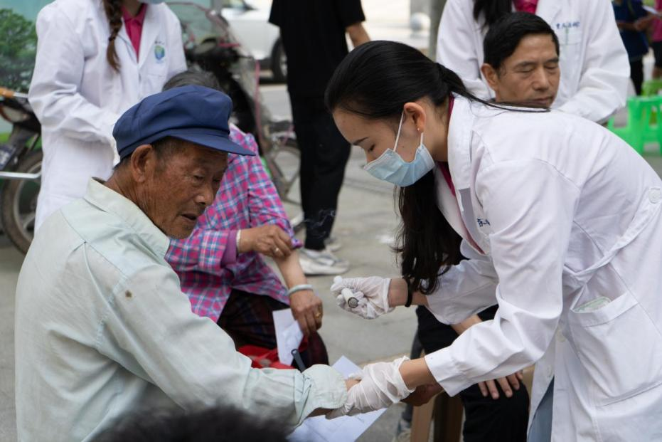 實踐團成員為村民進行艾灸服務(wù)。主辦方供圖