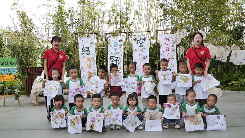 宏湖幼兒園綠野探究“樹葉拓印畫”，在一敲一拓一染中留住了秋的色彩。