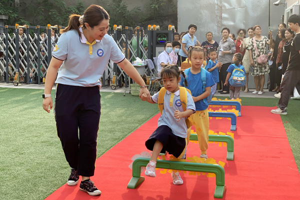 孩子們跨過“成長跨欄”。大渡口幼教集團供圖